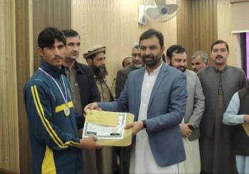 Advisor to CM Hon. Ziaullah Bangash distributing cash prizes among winners of Sports Gala Trournament of BISE Malakand.