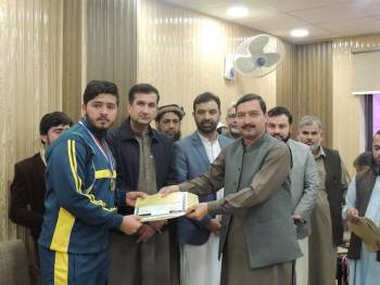 Advisor to CM Hon. Ziaullah Bangash distributing cash prizes among winners of Sports Gala Trournament of BISE Malakand.