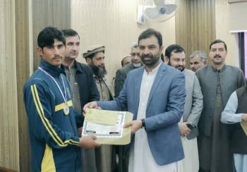 Advisor to CM Hon. Ziaullah Bangash distributing cash prizes among winners of Sports Gala Trournament of BISE Malakand.