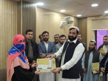 Advisor to CM Hon. Ziaullah Bangash distributing cash prizes among winners of Sports Gala Trournament of BISE Malakand.