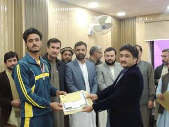 Advisor to CM Hon. Ziaullah Bangash distributing cash prizes among winners of Sports Gala Trournament of BISE Malakand.